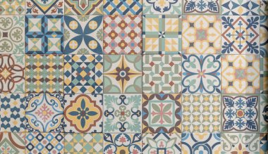 Eski azulejo fayanslı İspanya mozaik ev rengarenk dekoratif duvar kiremitleri doğu tarzı tasarım arka planında
