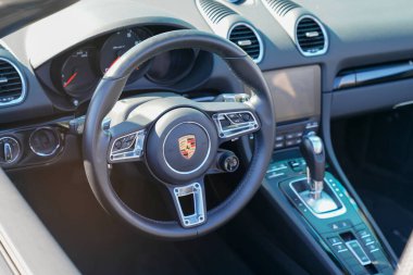 Bordeaux, Aquitaine France - 10 09 2022: Porsche 718 Boxster koltuklu iç gösterge paneli direksiyonlu spor spor spor spor spor spor araba