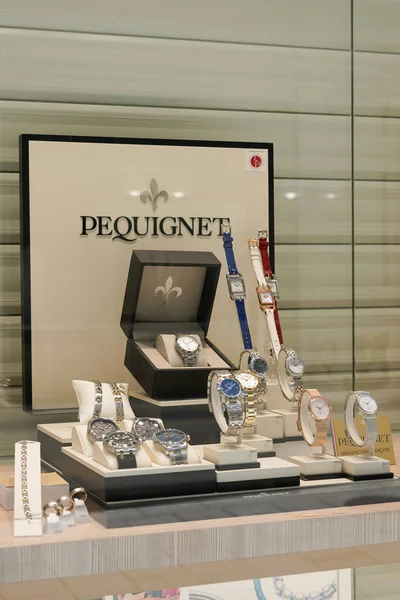 ボルドー アキテーヌ フランス 2022年9月 Pequignetディスプレイ時計ブランドのロゴやサインテキスト独立した高級時計製造業者モルトーフランス — ストック写真