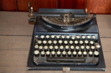 Bordeaux, Aquitaine France - 08 09 2022: Remington taşınabilir antik daktilo eski ahşap masa üzerinde