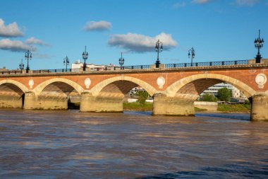 Bordeaux şehrindeki eski taş köprü Pont de Pierre Güneybatı Aquitaine