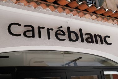 Bordeaux, Aquitaine France - 09 14 2022: Carre Blanc metin logosu ve mağaza keten işareti- erkeklere ve çevre dükkanına daha saygılı
