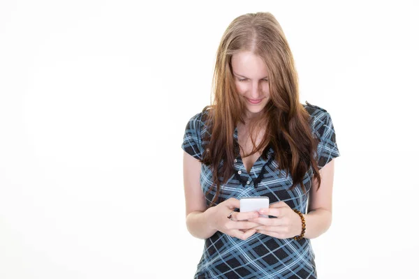 배경으로 고립된 스마트폰으로 문자를 보내는 휴대폰 소녀를 — 스톡 사진