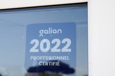 Bordeaux, Aquitaine France - 19 09 2022: Galya 2022 logosu ve Fransız emlak şirketi fransız mağazasının metin imzası