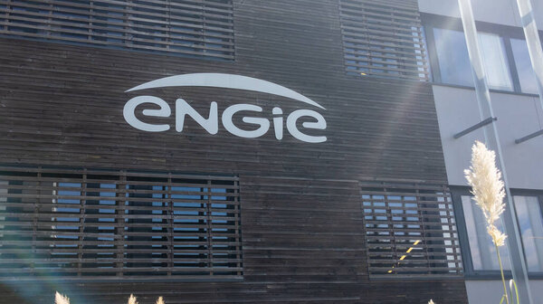 Бордо, Франция - 19 09 2022: логотип Engie и текст бренда на фасаде агентства французской многонациональной электроэнергетической компании
