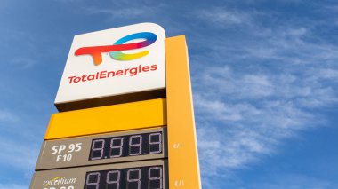 Bordeaux, Aquitaine France - 19 09 2022: Totalenergies marka metin şirketi logosu. Toplam enerji benzin istasyonu mağazası.