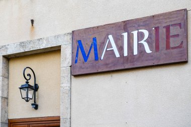 Mairie France mesaj attı. Mavi kırmızı bina. Ofis cephesindeki kötü belediye binası.