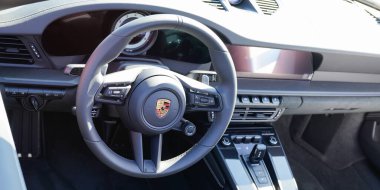 Bordeaux, Aquitaine France - 10 09 2022: Porsche 911 logosu ve spor araba direksiyon simidi üzerindeki yazı.