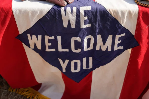 Tricolores Azul Blanco Rojo Bandera Con Signo Texto Damos Bienvenida — Foto de Stock