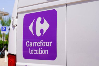Bordeaux, Aquitaine France - 10 09 2022: Carrefour logo markası ve metin imzalı kamyon kiralama, kiralık kamyonet süpermarket çok uluslu araba kiralama şirketi