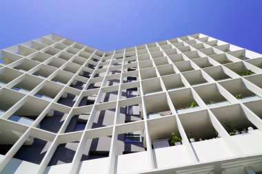 ön balkon pencereleri beyaz bina ofis ve mavi gökyüzü arka planında bir apartman dairesi
