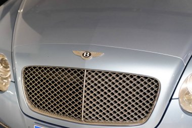 Bordeaux, Aquitaine France - 19 09 2022: Bentley logosu ve İngiliz lüks arabasının krom amblemi