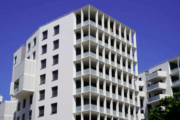 Novos Edifícios Modernos Branco Com Janelas Fachada Casas Reais Line — Fotografia de Stock
