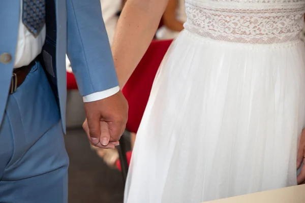 結婚式中に新郎新婦が手を取り合って — ストック写真
