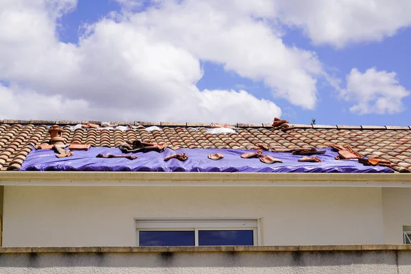 Çatıdaki Fırtınadan Sonra Çatıyı Onaracak Muşambayla Kaplı — Stok fotoğraf