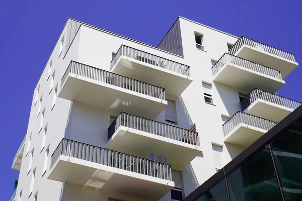 Hörn Fasad Lägenhet Byggnad Med Många Fönster Balkong Mot Blå — Stockfoto