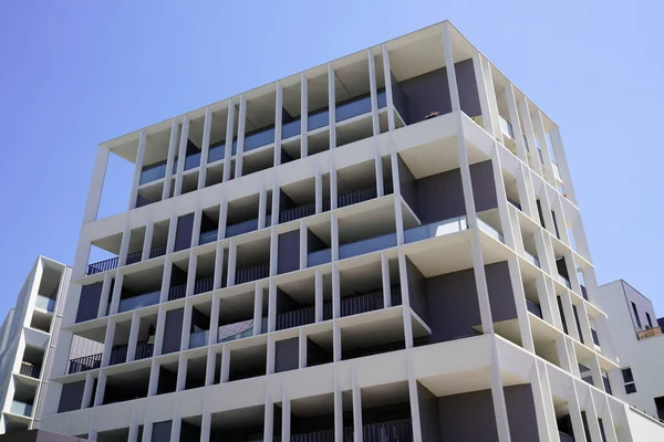 Moderna Esquina Residencial Nuevo Edificio Balcón Diseño Cielo Azul Verano — Foto de Stock