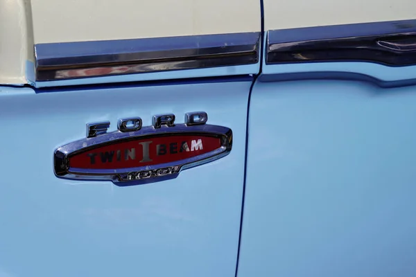 ボルドー アキテーヌフランス 2022 フォードF100ピックアップトラッククラシックカーツインビームロゴブランドの詳細テキストサイン — ストック写真