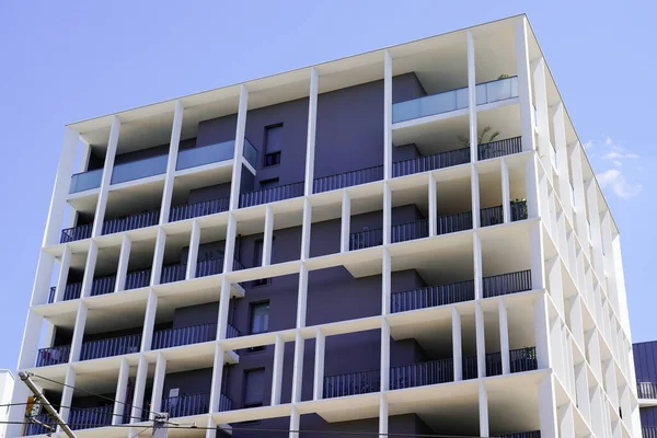 Moderno Edificio Fachada Cuadrada Blanca Con Balcón Terraza Día Soleado — Foto de Stock