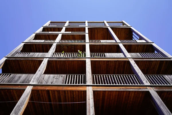 Fachada Madeira Moderna Novo Edifício Residencial Com Grande Varanda — Fotografia de Stock