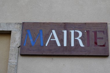 Mairie France ön cephedeki mavi kırmızı tabelayı mesaj attı. Ofis Fransa 'sındaki ortalama belediye binası.