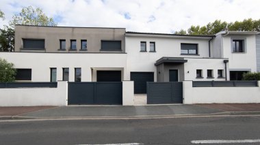 Gri ve beyaz modern tarzdaki yarı müstakil evler teraslı evler ve dizayn edilmiş evler.