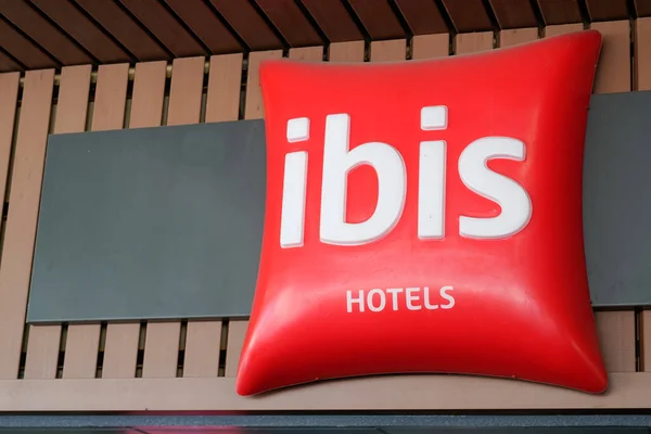 Бордо Aquitaine France 2022 Ibis Hotel Sign Red Text Brand — стоковое фото