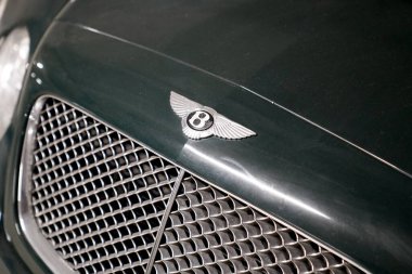 Monte Carlo, Monaco - 09 27 2022: Bentley logosu İngiliz lüks marka süper arabanın krom amblemi