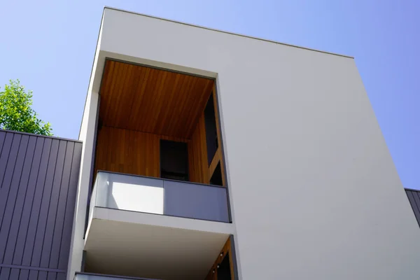 Moderno Edificio Cúbico Con Ventana Ventana Balcón Arquitectura Cuadrada Geométrica — Foto de Stock