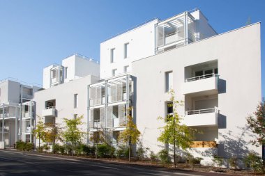 Modern konut beyaz balkon ön cephe sokak manzaralı mavi gökyüzü