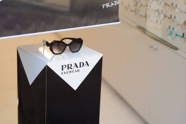 Bordeaux, Aquitaine France - 25 09 2022: Prada marka gözlük logosu ve metin markası ön mağazası İtalyan lüks moda evi moda gözlüğü aksesuarları üretiyor