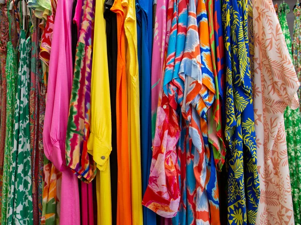 Diferentes Vestidos Estampados Tienda Tela Ropa Fondo Moda Tienda Ropa —  Fotos de Stock