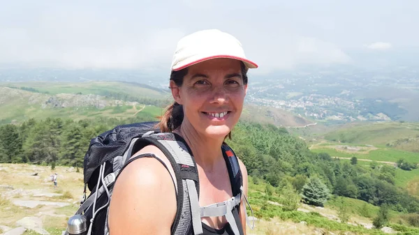 Turista Mujer Con Mochila Caminando Por Sendero Montaña — Foto de Stock