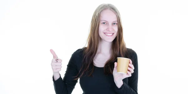 Jong Mooi Blond Vrouw Presenteert Een Kartonnen Kopje Koffie Bruin — Stockfoto