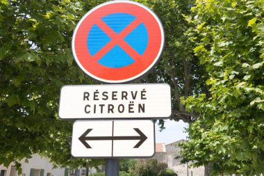 Bordeaux, Aquitaine France - 09 27 2022: Citroen resmi araba satıcısı Citroen logo ve metin paneli yolu Fransız otomobil üreticisi grup dışında park yeri yok