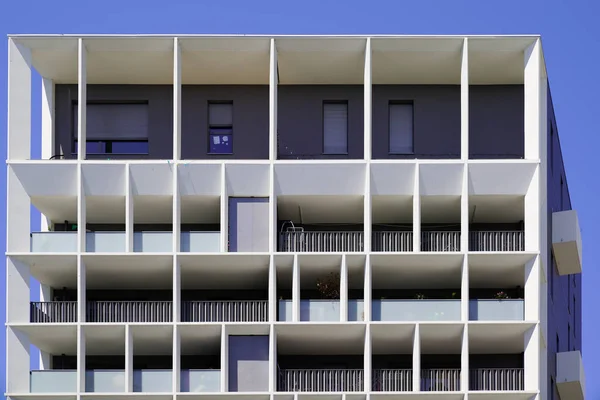 Современное Кубическое Квадратное Здание Балконной Рамой Террасой Внешней Архитектуры — стоковое фото