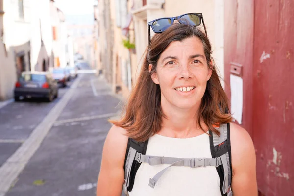 Mujer Sonrisa Feliz Con Pelo Largo Pie Caminando Francia Ciudad — Foto de Stock