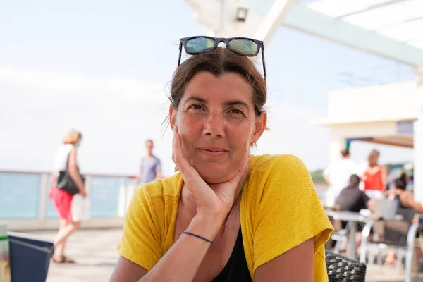 Mujer Retrato Alegre Verano Aire Libre Agua Playa Lado Café — Foto de Stock