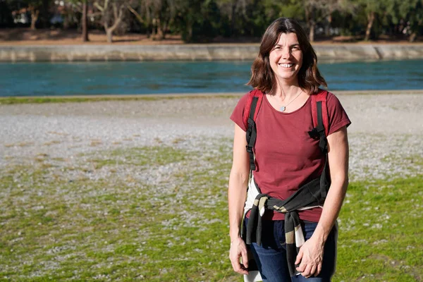 Mulher Meia Idade Andando Livre Parque Fluvial Verão — Fotografia de Stock