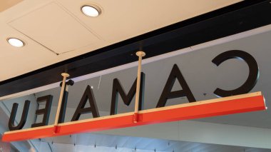 Bordeaux, Aquitaine France - 01 10 2022: Camaieu logo markası ve ters çevrilmiş tabela metni cephe mağazası Camaieu of French clothes satıcı moda kadın mağazası