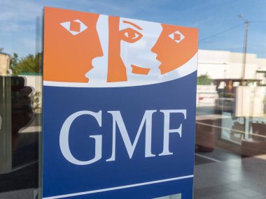 Bordeaux, Aquitaine France - 01 10 2022: Fransız Finansal Hizmetler Ofisi ön cephesinde GMF metin ve logo markası
