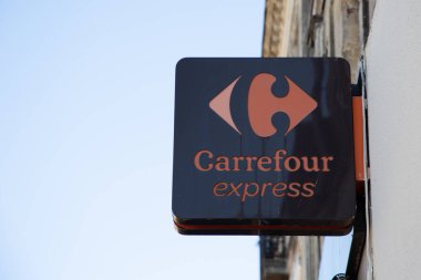 Bordeaux, Aquitaine France - 01 10 2022: Carrefour Express market logosu ve duvar önü mağazasındaki Fransız bakkal perakendecisi