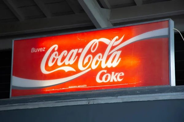 法国阿基坦波尔多 2022年10月1日 可口可乐可乐标志标识和品牌文字广告饮料吧 — 图库照片
