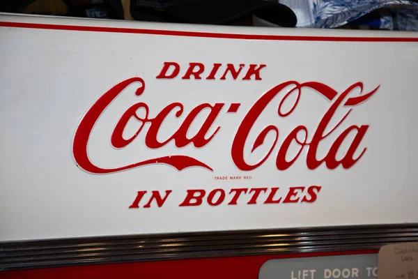 波尔多 2022年10月1日 可口可乐瓶装饮料在冰箱上印有品牌和文字标识 著名的碳酸饮料 — 图库照片