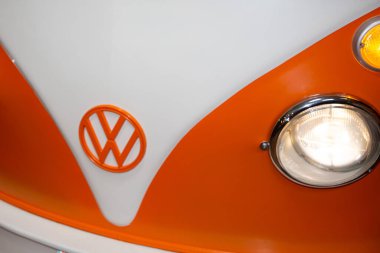 Bordeaux, Aquitaine France - 01 10 2022: Volkswagen Eski antika minibus klasik ön logo işareti otobüs kombi Tipi 2 turuncu beyaz vw bulli