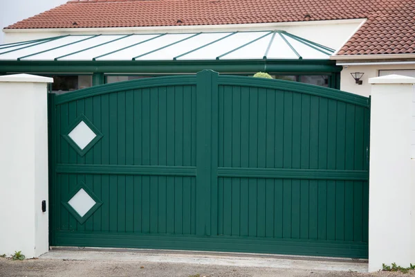 Portal Aluminio Puerta Verde Acero Alto Con Cuchillas Casa Suburbios — Foto de Stock
