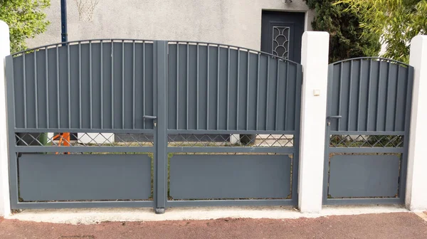 住宅のアルミニウム古典的な灰色の金属製の門郊外のアクセスホームの灰色のポータル — ストック写真