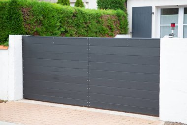 Modern House caddesinde çelik sürgülü gri metal kapı