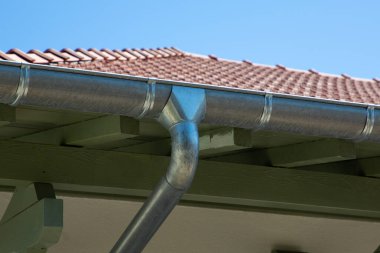 Çinko oluğu gümüşü ve boru evi inşaatı Gri yağmur oluğu olan yeni gri metal kiremit çatı