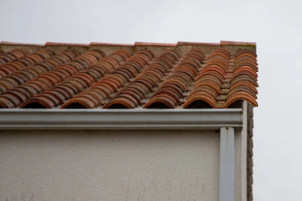 建物の屋根に白いベージュ色のガター壁にダウンパイプ — ストック写真